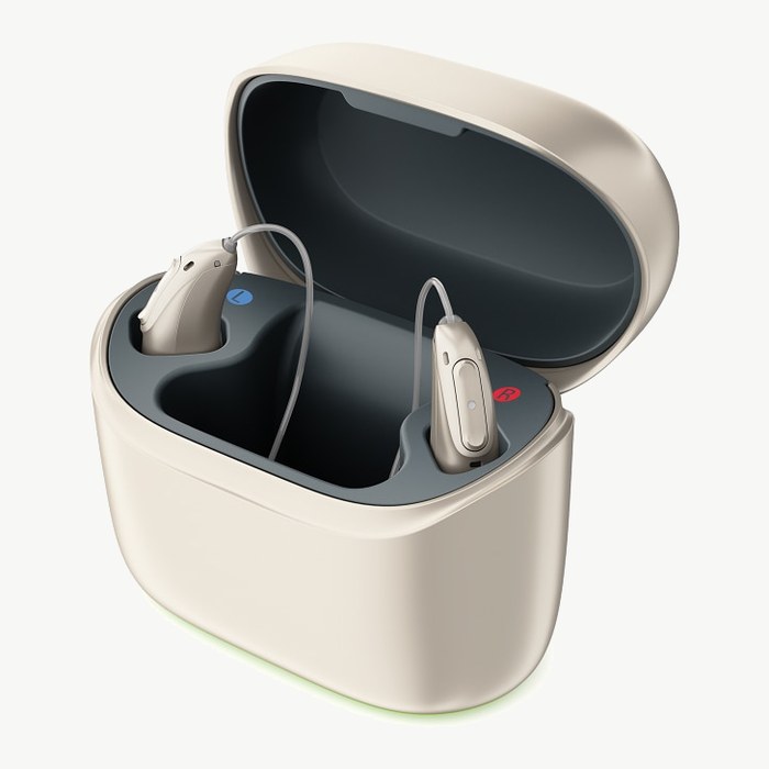 Phonak Charger Ease 充電盒,盒蓋開啟、內含兩台助聽器